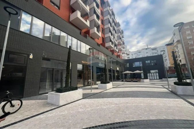 Tirane, jepet me qera , 544 m² 85.000 € (Rr. "Kavajes" - Kompleksi Delijorgji, Tiranë)