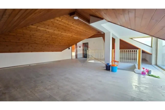 Tirane, jepet me qera zyre , 700 m² 8.300 € 