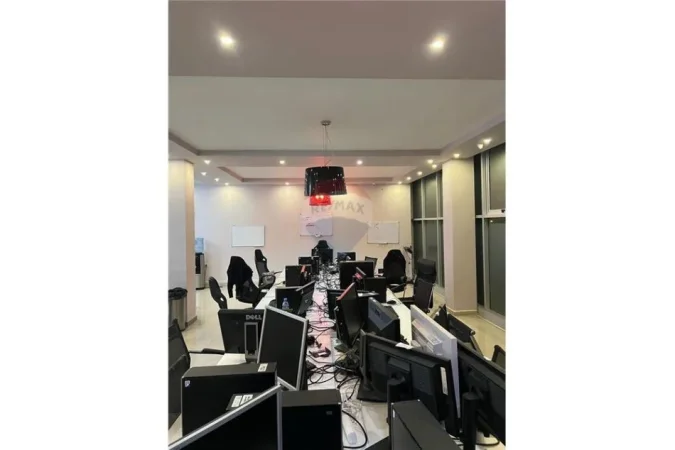 Tirane, jepet me qera , 1.000 m² 8.000 € (OASIS River Rezidencë 2, Tiranë)