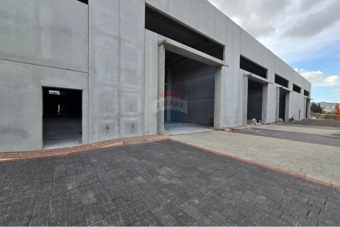 Tirane, jepet me qera , 1.350 m² 5.400 € 