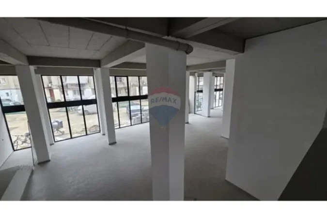 Tirane, jepet me qera dyqan , 500 m² 5.000 € (Rruga Arkitekt Sinani, Tiranë)