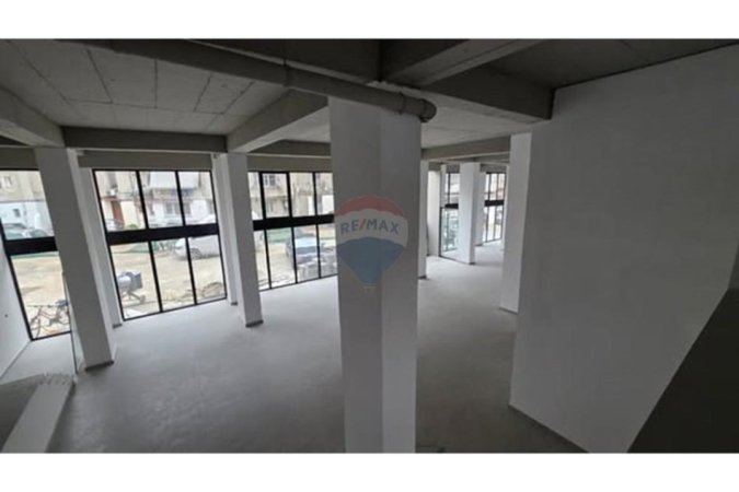 Tirane, jepet me qera dyqan , 500 m² 5.000 € (Rruga Arkitekt Sinani, Tiranë)
