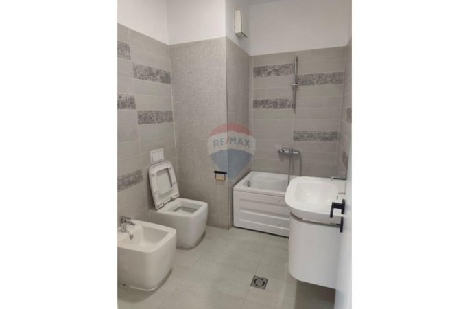 Tirane, jepet me qera zyre , 270 m² 5.000 € 