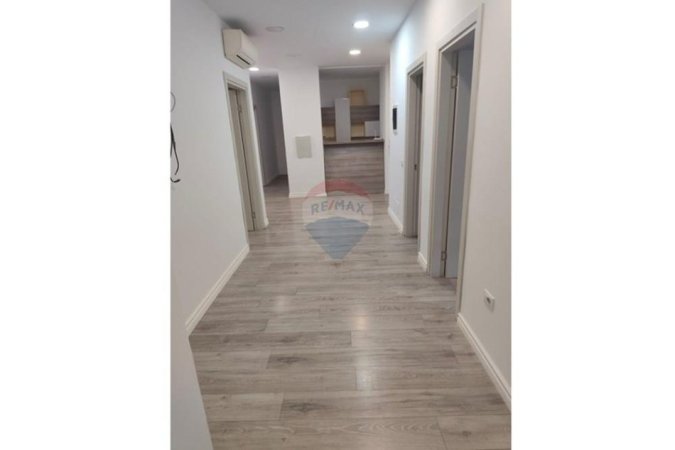 Tirane, jepet me qera zyre , 270 m² 5.000 € 