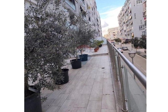 Tirane, jepet me qera zyre , 270 m² 5.000 € 