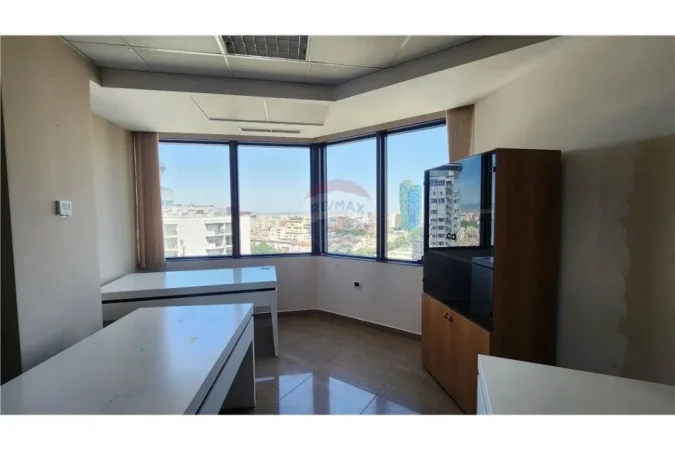 Tirane, jepet me qera , 350 m² 5.001 € 