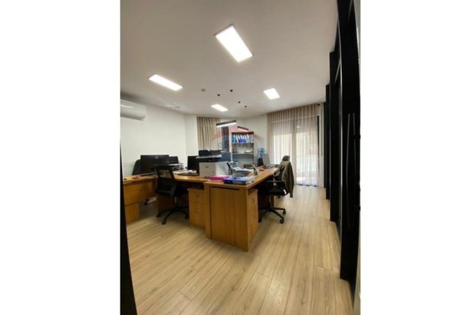 Tirane, jepet me qera , 275 m² 4.600 € (Rruga Bardhok Biba, Tiranë)