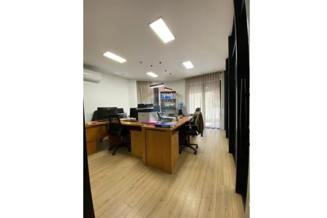 Tirane, jepet me qera , 275 m² 4.600 € (Rruga Bardhok Biba, Tiranë)