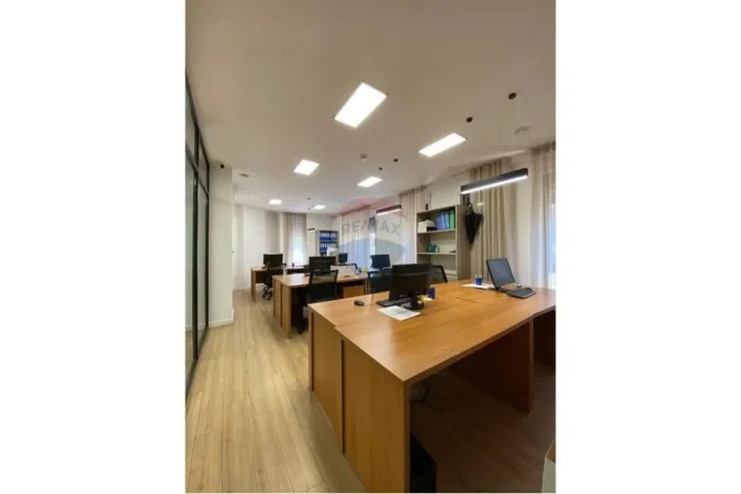 Tirane, jepet me qera , 275 m² 4.600 € (Rruga Bardhok Biba, Tiranë)