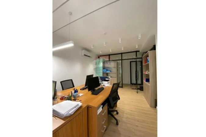 Tirane, jepet me qera , 275 m² 4.600 € (Rruga Bardhok Biba, Tiranë)