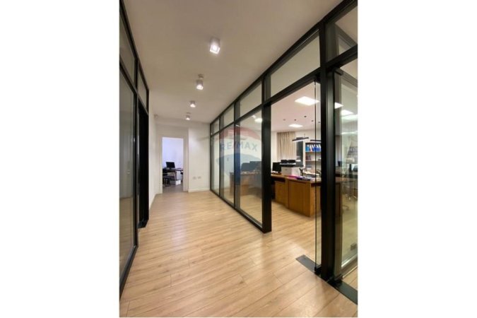 Tirane, jepet me qera , 275 m² 4.600 € (Rruga Bardhok Biba, Tiranë)