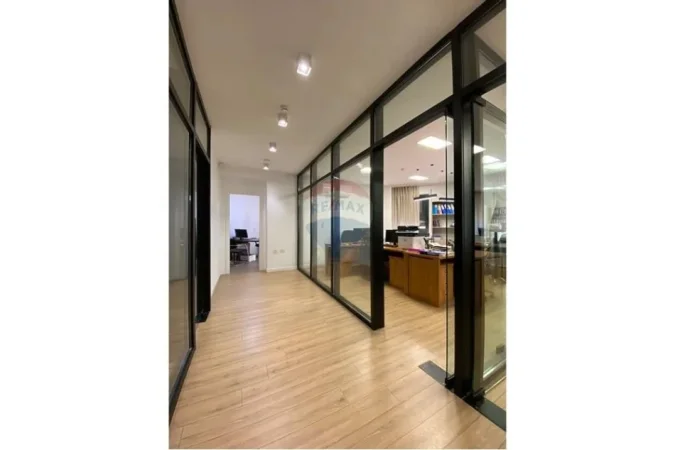 Tirane, jepet me qera , 275 m² 4.600 € (Rruga Bardhok Biba, Tiranë)