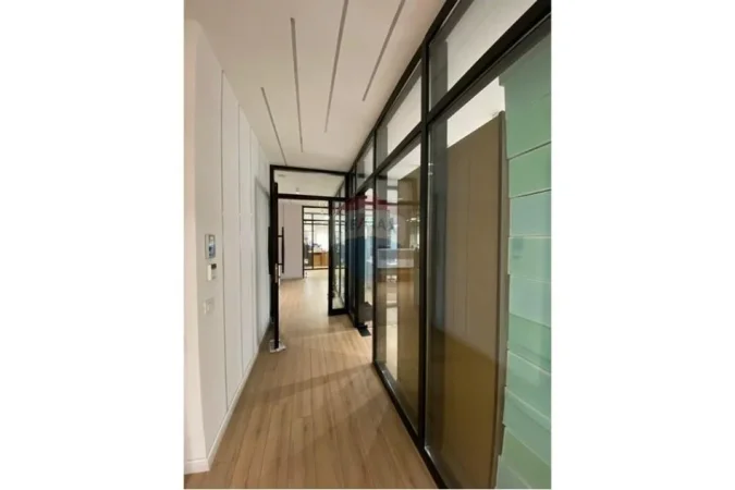 Tirane, jepet me qera , 275 m² 4.600 € (Rruga Bardhok Biba, Tiranë)