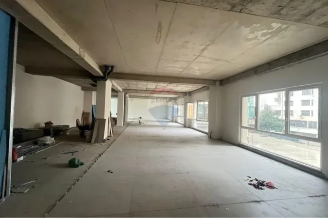 Tirane, jepet me qera , 300 m² 4.500 € (Zogu I Zi)