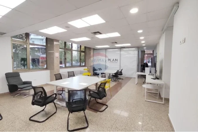 Tirane, jepet me qera zyre , 235 m² 4.230 € (Rruga Sulejman Delvina)
