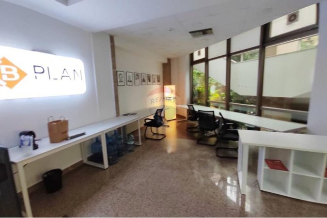 Tirane, jepet me qera zyre , 235 m² 4.230 € (Rruga Sulejman Delvina)