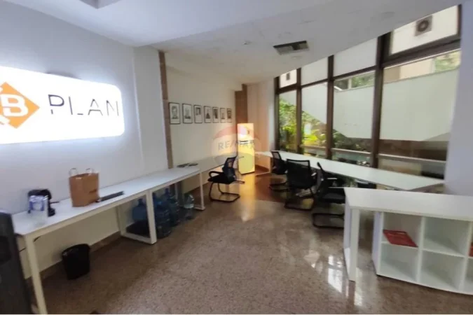 Tirane, jepet me qera zyre , 235 m² 4.230 € (Rruga Sulejman Delvina)