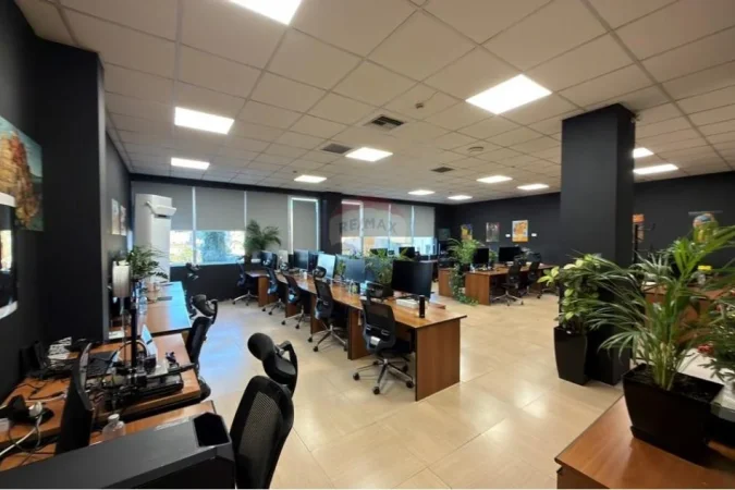 Tirane, jepet me qera zyre , 230 m² 3.900 € (Rruga e Kavajës)