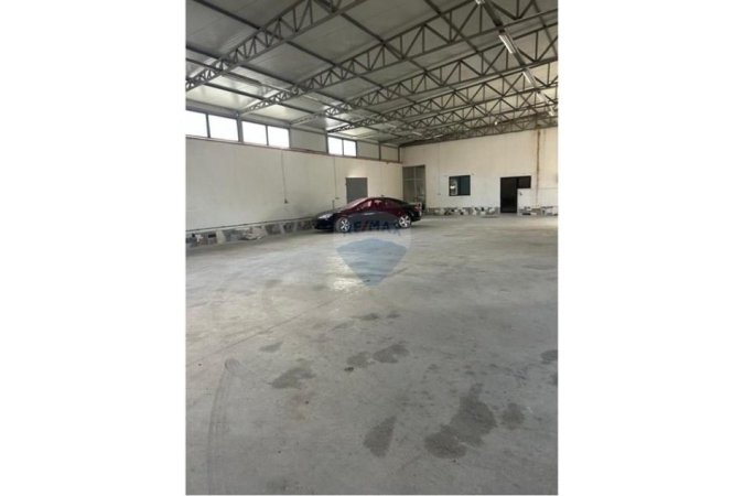 Tirane, jepet me qera magazine , 700 m² 3.500 € 