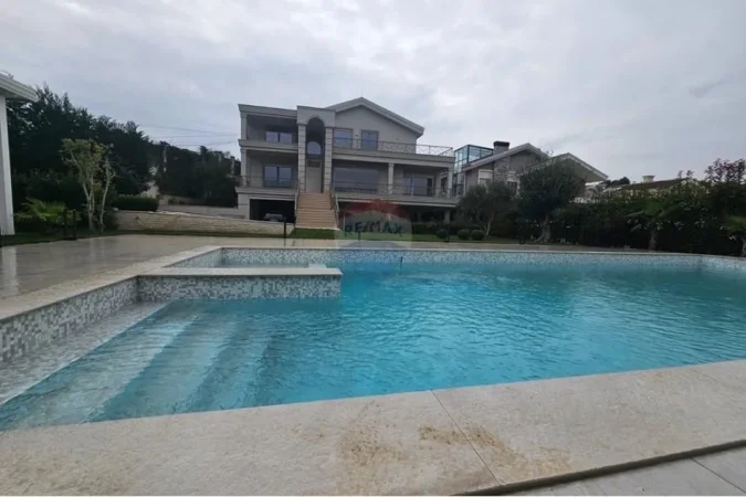 Tirane, jepet me qera Vile , 1.100 m² 10.000 € (Mjull Bathore, Tiranë)