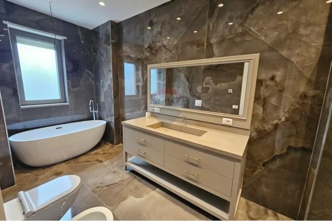 Tirane, jepet me qera Vile , 1.100 m² 10.000 € (Mjull Bathore, Tiranë)