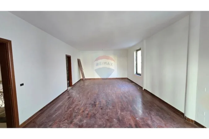 Tirane, jepet me qera Vile , 700 m² 760 € (Kompleksi Olimpik, Tiranë)
