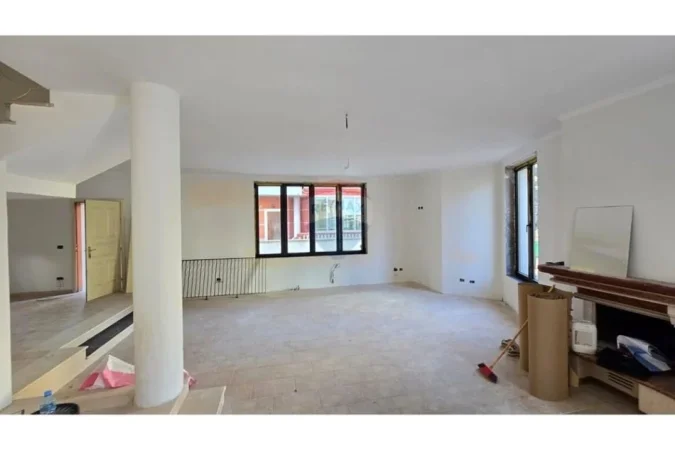 Tirane, jepet me qera Vile , 700 m² 760 € (Kompleksi Olimpik, Tiranë)