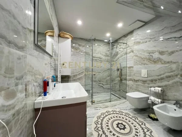 Tirane, jepet me qera apartament Dublex Kati 1, 140 m² 1.100 € (kodra e diellit)