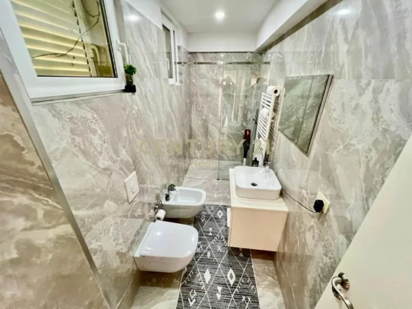 Tirane, jepet me qera apartament Dublex Kati 1, 140 m² 1.100 € (kodra e diellit)