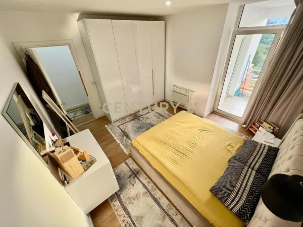 Tirane, jepet me qera apartament Dublex Kati 1, 140 m² 1.100 € (kodra e diellit)