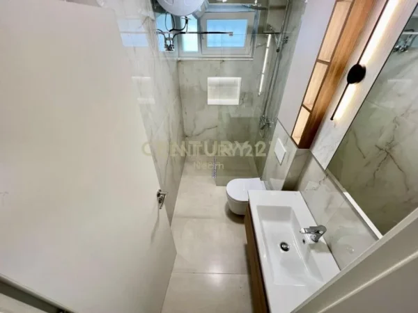 Tirane, jepet me qera apartament 2+1 Kati 1, 84 m² 700 € (selite)