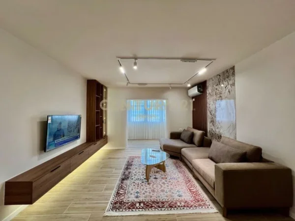 Tirane, jepet me qera apartament 2+1 Kati 1, 84 m² 700 € (selite)