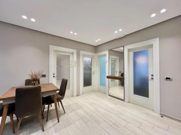 Tirane, jepet me qera apartament 2+1+Ballkon Kati 2, 75 m² 900 € (sheshi skenderbe)