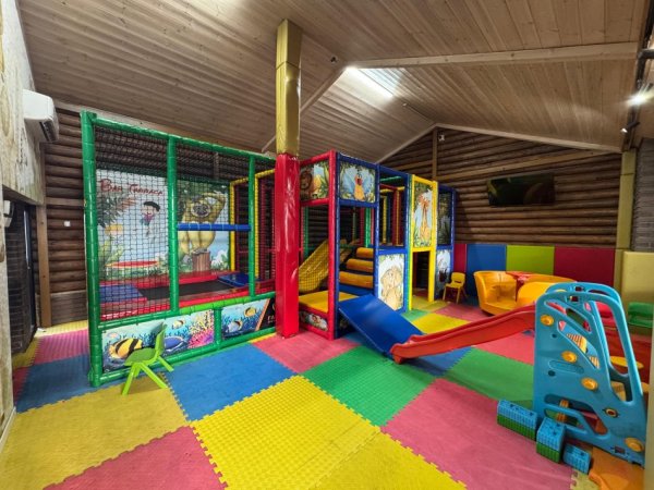 Tirane, SHITET KËND LOJRASH PËR AMBIENTE TË BRENDSHME – TIRANË 7.500 €