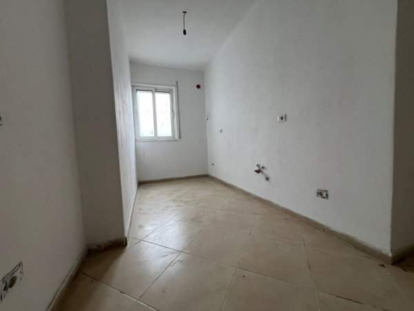 shitet-apartament-2+1+2-107-m2-pallat-i-ri-lagje-18-durres (6).jpeg