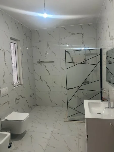 Jepet me Qera Shpi  2+1+Parking Falas , Mobilim Modern dhe i ri Fringo ne  Casa Italia , Terminal 400