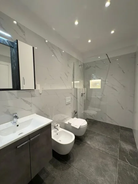 Tirane, jepet me qera apartament 2+1 Kati 1, 110 m² 1.100 € (Kompleksi Olimpik)