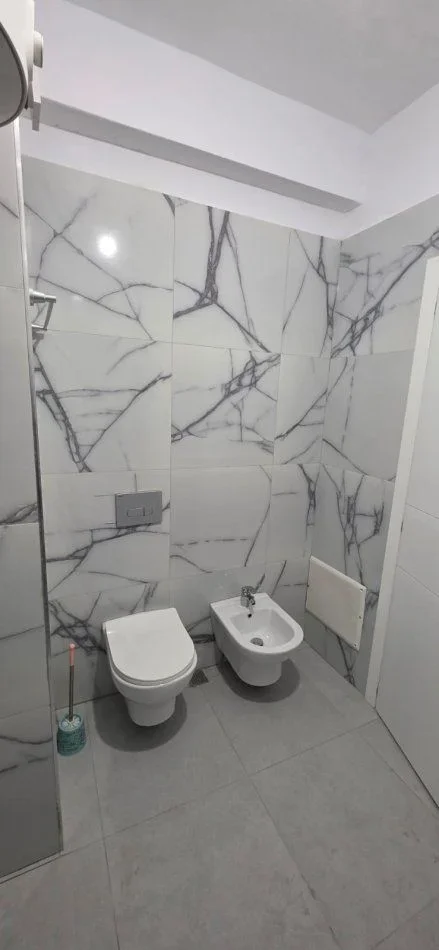 Tirane, jepet me qera apartament 1+1 Kati 2, 54 m² 450 € (Rezidenca Oxa)