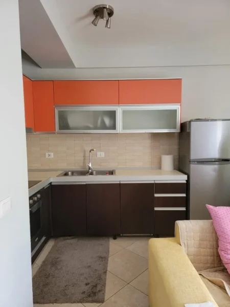Tirane, jepet me qera apartament 1+1+Ballkon Kati 3, 60 m² 500 € (Ali Demi/Rruga Kostaq Cipo)