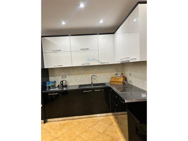 Tirane, jepet me qera apartament 2+1 Kati 1, 107 m² 450 € (Rruga Shefqet Kuka)