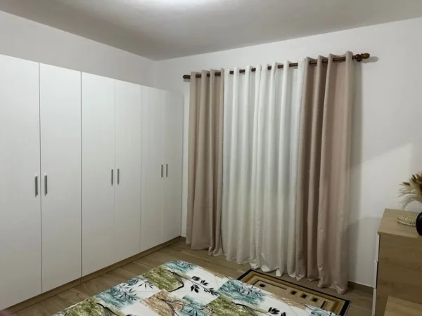 Tirane, jepet me qera apartament 2+1+Ballkon Kati 7, 84 m² 400 € (Rruga Gryka e Kaçanikut 21, Laknas)