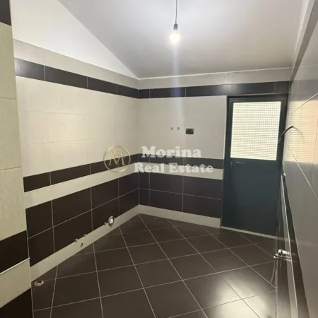 Tirane, jepet me qera Vile 3+1 Kati 2, 200 m² 1.000 € (Sauk)