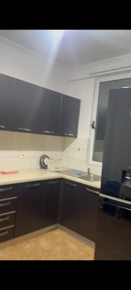 Tirane, jepet me qera apartament 3+1+Aneks+Ballkon Kati 3, 100 m² 500 € (Pallatet Çabej)