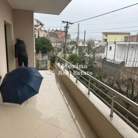 Tirane, jepet me qera Vile 3+1 Kati 2, 200 m² 1.000 € (Sauk)