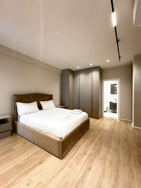 Tirane, jepet me qera apartament 2+1 Kati 2, 110 m² 1.100 € (Komuna e Parisit)