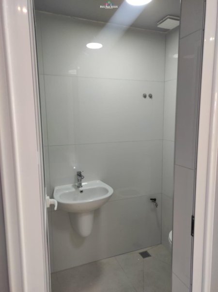 Tirane, jepet me qera dyqan Kati 0, 64 m² 829 € (rruga berisha)
