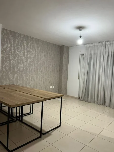 AMBIENT BIZNESI ME QIRA   80 m²  400 € (BRRYLI) PALLAT I RI