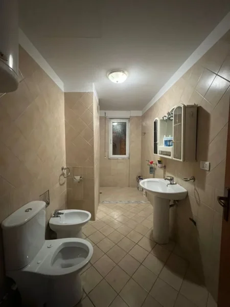 AMBIENT BIZNESI ME QIRA   80 m²  400 € (BRRYLI) PALLAT I RI