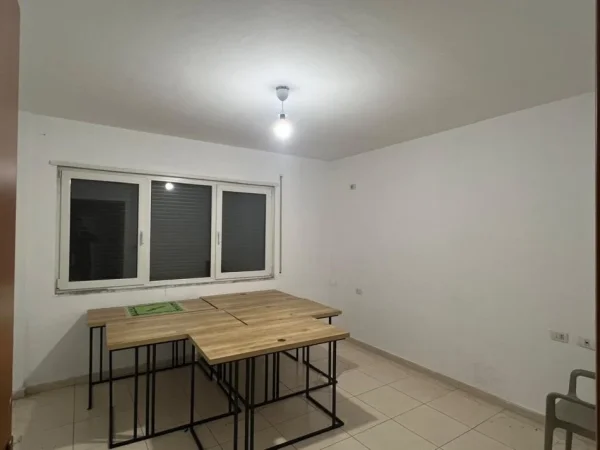 AMBIENT BIZNESI ME QIRA   80 m²  400 € (BRRYLI) PALLAT I RI