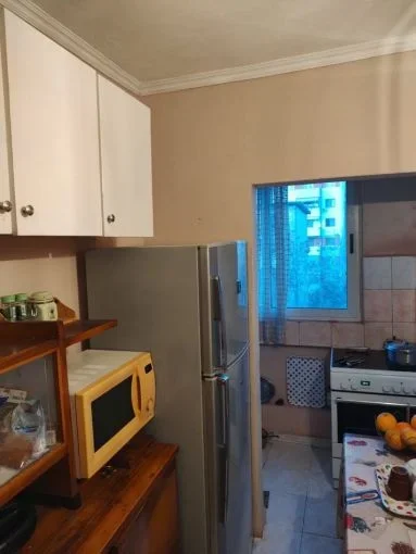 Tirane, shitet apartament 2+1 Kati 4, 75 m² 128.000 € (pallati me shigjeta)